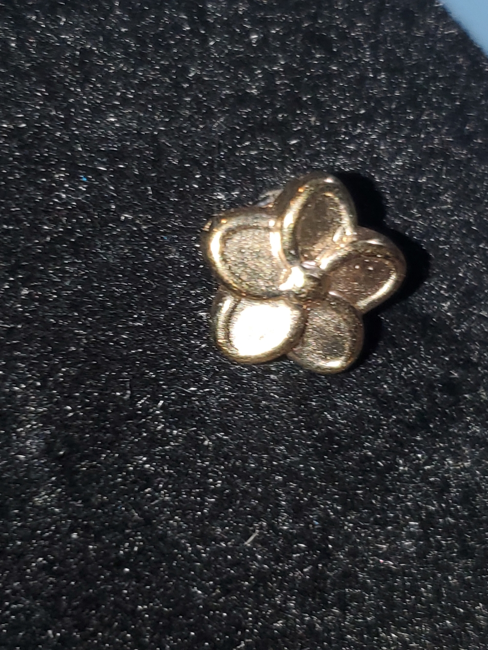 Gold Tone Floral Clover Pendant Necklace and Stud Set Earrings Set - Picture 4 of 8